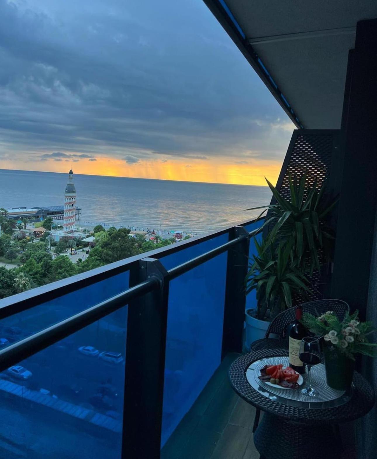 Luxury Panorama Sea View Apartment & Central Batumi Kültér fotó