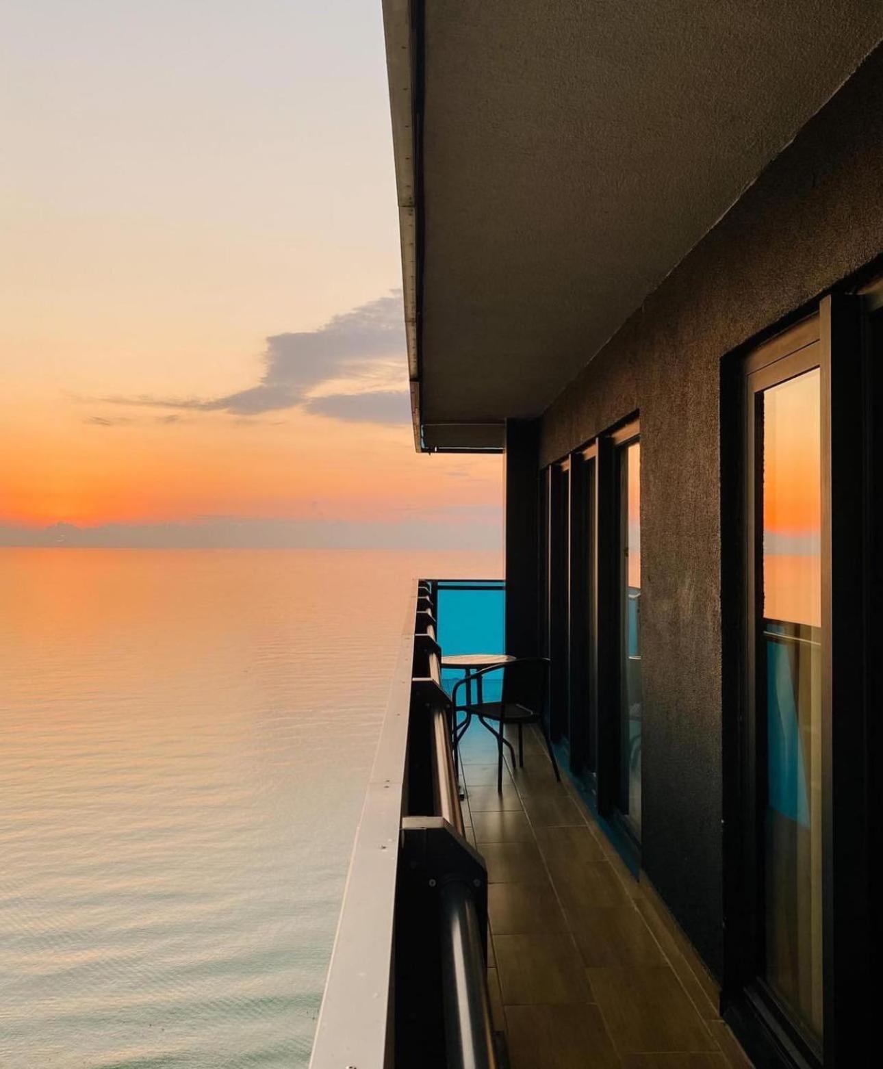 Luxury Panorama Sea View Apartment & Central Batumi Kültér fotó